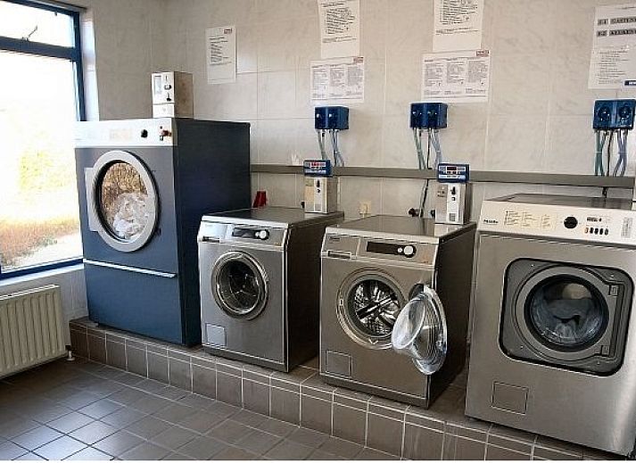 Helles Wohnzimmer mit Blick auf die Natur in Amelander Kaap 126, Hollum, Ameland.