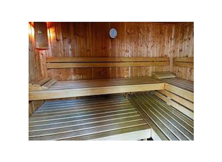 Helles Wohnzimmer mit Blick auf die Natur in Amelander Kaap 126, Hollum, Ameland.