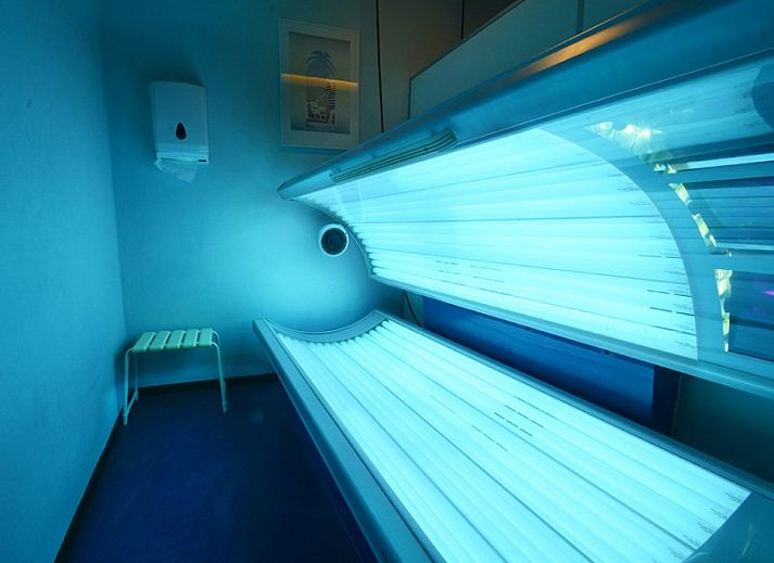 Helles Wohnzimmer mit Blick auf die Natur in Amelander Kaap 126, Hollum, Ameland.