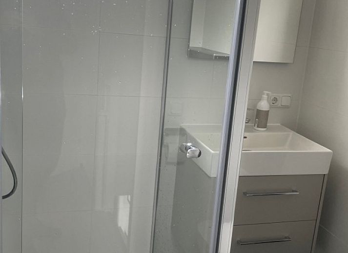 Helles Wohnzimmer mit Blick auf die Natur in Amelander Kaap 126, Hollum, Ameland.