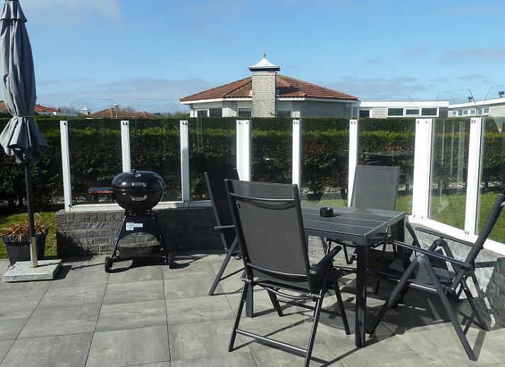 Fairway-Bungalow mit sonniger Terrasse in Hollum, Ameland, auf den Watteninseln.
