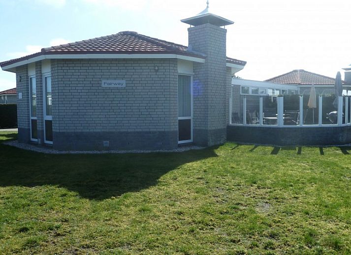 Fairway-Bungalow mit sonniger Terrasse in Hollum, Ameland, auf den Watteninseln.