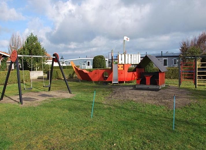 Fassade des Fairway-Bungalows in Hollum, Ameland, Watteninseln.