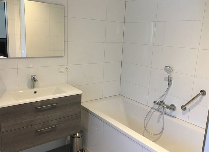 Stilvolle Einrichtung des Bornrif Luxury 6 Bungalows in Hollum, Ameland. Gemuetliche Sitzecke und moderne Kueche auf den Watteninseln.