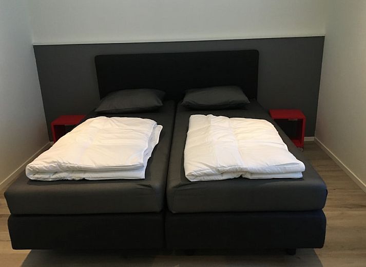 Moderne Kueche und Essbereich in Bornrif Luxury 6 Bungalow, Hollum, Ameland. Perfektes Ferienhaus auf den Watteninseln fuer Komfort und Stil.