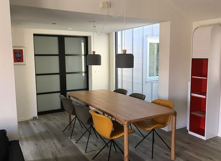 Moderne Kueche und Essbereich in Bornrif Luxury 6 Bungalow, Hollum, Ameland. Perfektes Ferienhaus auf den Watteninseln fuer Komfort und Stil.