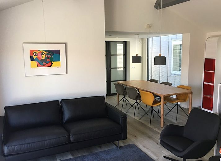 Moderne Kueche und Essbereich in Bornrif Luxury 6 Bungalow, Hollum, Ameland. Perfektes Ferienhaus auf den Watteninseln fuer Komfort und Stil.