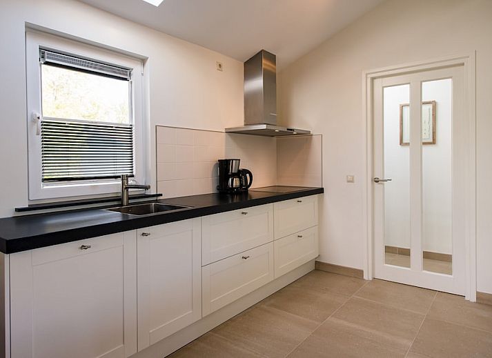 Bornrif Luxurioeser 6er-Bungalow in Hollum, Ameland mit modernem Aussenbereich und Terrasse auf den Watteninseln, umgeben von Natur.