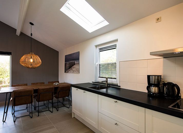 Bornrif Luxurioeser 6er-Bungalow in Hollum, Ameland mit modernem Aussenbereich und Terrasse auf den Watteninseln, umgeben von Natur.