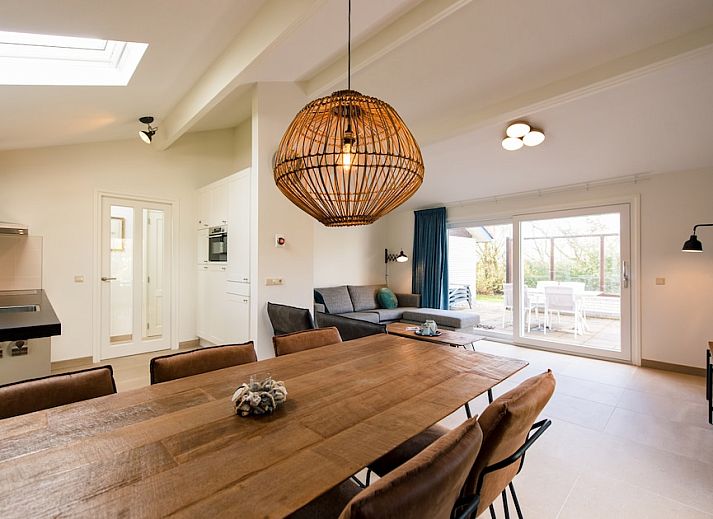 Bornrif Luxurioeser 6er-Bungalow in Hollum, Ameland mit modernem Aussenbereich und Terrasse auf den Watteninseln, umgeben von Natur.