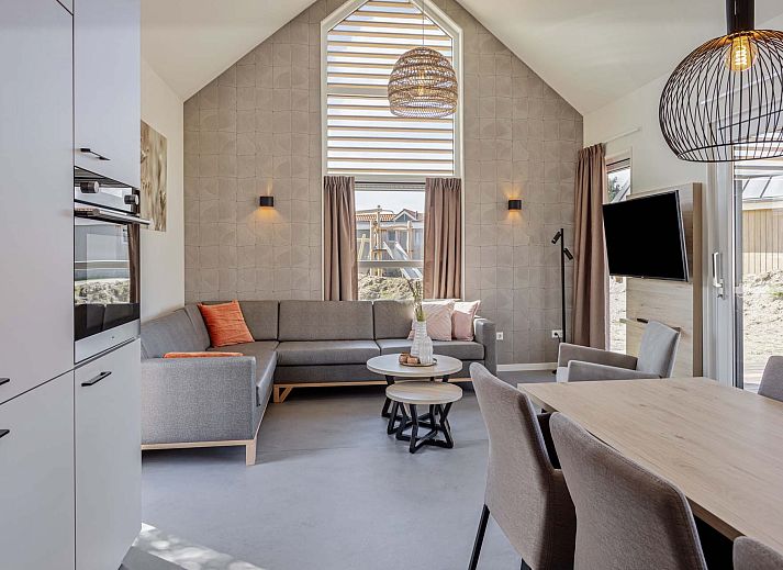 Sonnige Terrasse an einem freistehenden Haus in Hollum, Ameland, ideal fr Mahlzeiten im Freien.