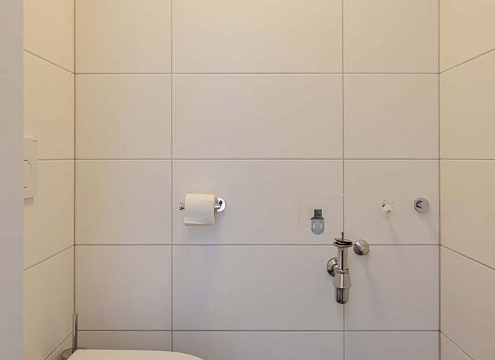 Sonnige Terrasse an einem freistehenden Haus in Hollum, Ameland, ideal fr Mahlzeiten im Freien.