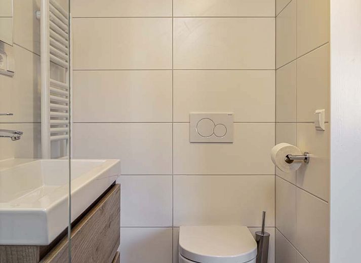 Veranda mit Naturblick im Ferienhaus in Hollum, Ameland, Watteninseln.