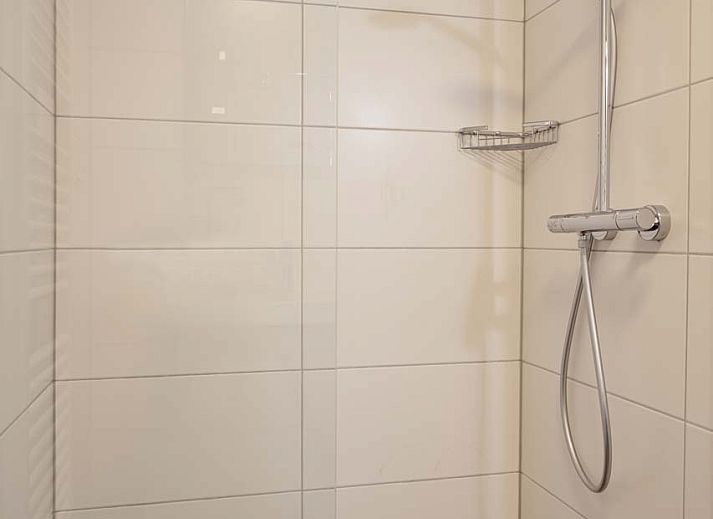 Essecke in einem Einfamilienhaus in Hollum, Ameland, mit moderner Kche und Designerlampen.