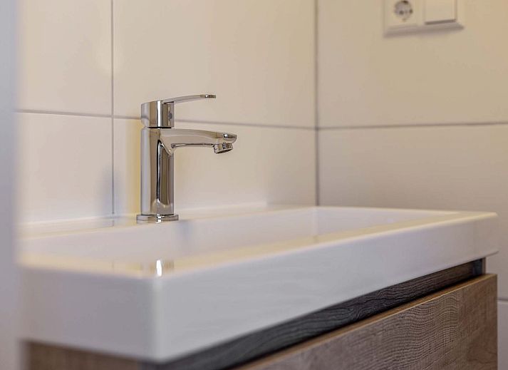 Essecke in einem Einfamilienhaus in Hollum, Ameland, mit moderner Kche und Designerlampen.