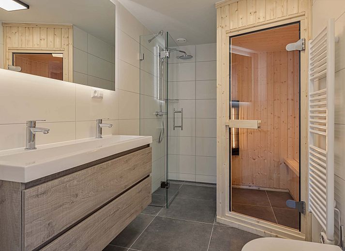 Essecke in einem Einfamilienhaus in Hollum, Ameland, mit moderner Kche und Designerlampen.