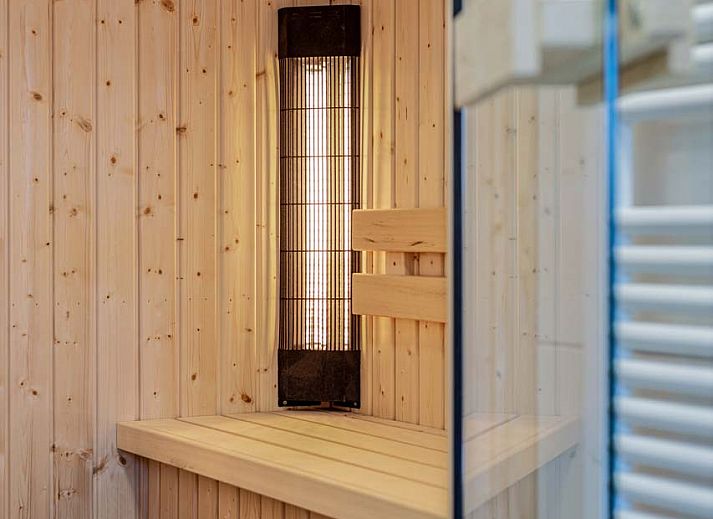 Essecke in einem Einfamilienhaus in Hollum, Ameland, mit moderner Kche und Designerlampen.