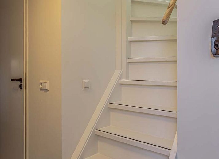 Stilvolles Wohnzimmer im Ferienhaus in Hollum, Ameland, mit bequemem Sofa und TV.