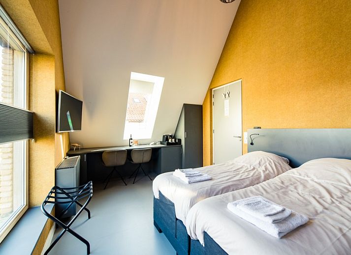 Schlafzimmer mit eigenem Bad in Breeze 2, Bed and Breakfast in Hollum, Ameland.