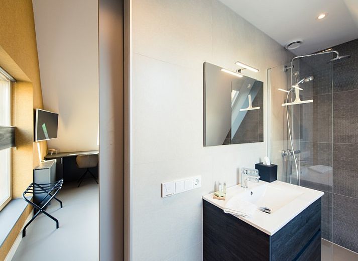 Schlafzimmer mit eigenem Bad in Breeze 2, Bed and Breakfast in Hollum, Ameland.