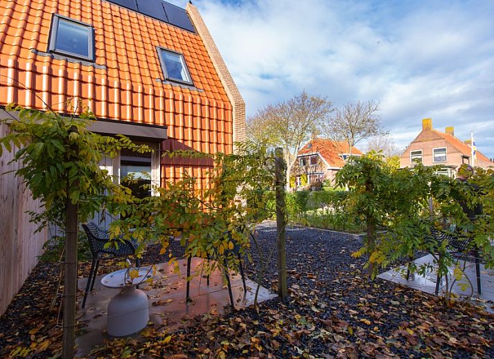 Helles Zimmer mit Aussicht in der Fruehstueckspension Breeze 2 in Hollum, Ameland.