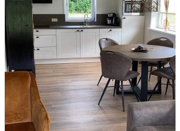 Ruim grasveld bij Zonnehoeve- zonnewende vakantiehuis in Hollum, Ameland.