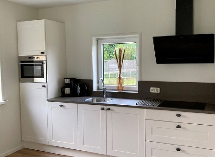 Ruim grasveld bij Zonnehoeve- zonnewende vakantiehuis in Hollum, Ameland.