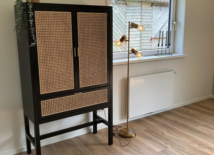 Ruim grasveld bij Zonnehoeve- zonnewende vakantiehuis in Hollum, Ameland.