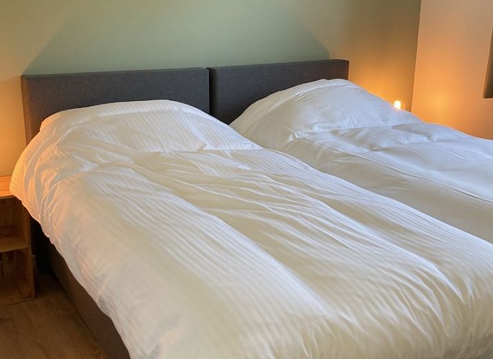 Ruim grasveld bij Zonnehoeve- zonnewende vakantiehuis in Hollum, Ameland.