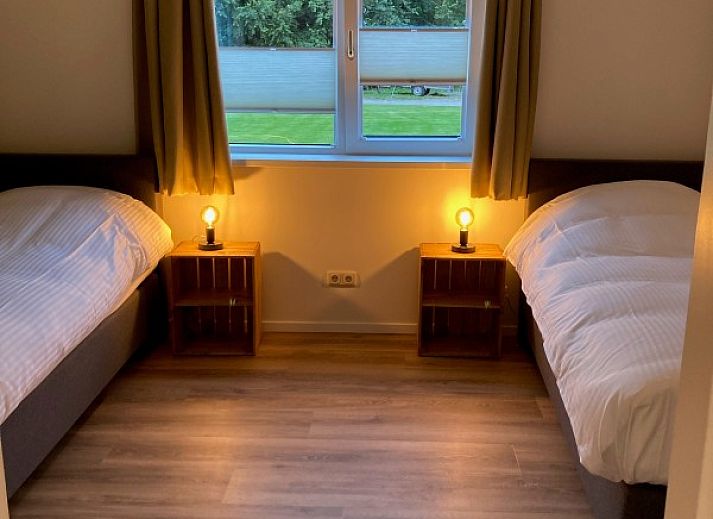 Ruim grasveld bij Zonnehoeve- zonnewende vakantiehuis in Hollum, Ameland.