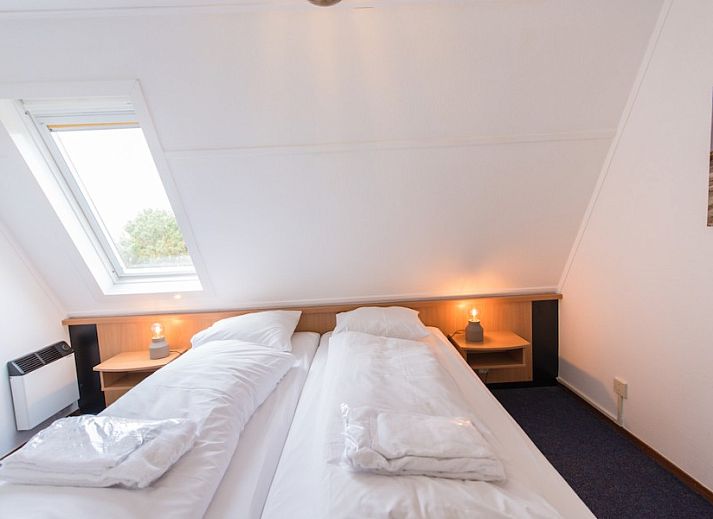 Ruime open keuken en eetgedeelte in Zilverschoon appartement, Hollum, Ameland, ideaal voor familiediners.