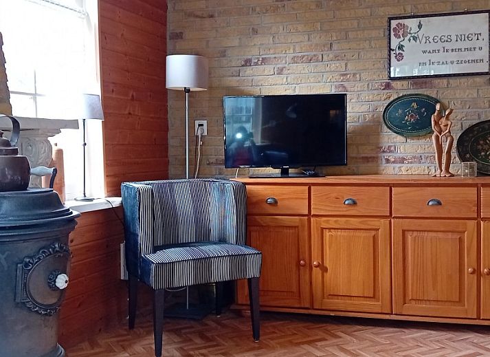 Ferienhaus Anno 1618 in Hollum, Ameland, mit historischer Fassade und schoenem Garten.