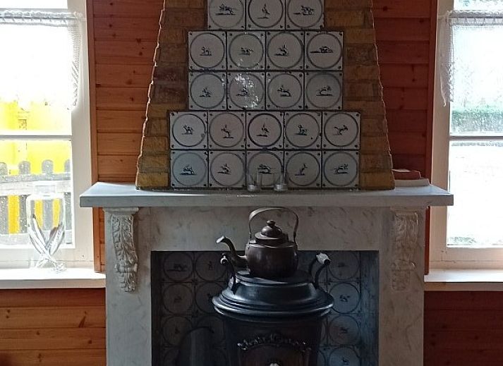 Ferienhaus Anno 1618 in Hollum, Ameland, mit historischer Fassade und schoenem Garten.