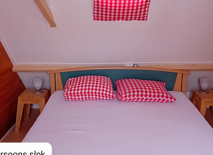 Gemuetliches Wohnzimmer im Ferienhaus Anno 1618, Hollum, Ameland mit Holzeinrichtung und bequemen Sitzgelegenheiten.