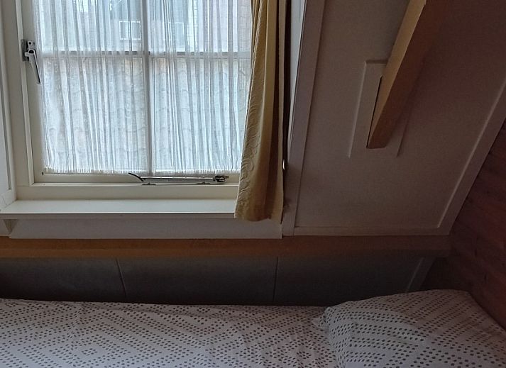 Gemuetliche Ecke im Ferienhaus Anno 1618, Hollum, Ameland mit Fernseher und antikem Ofen.