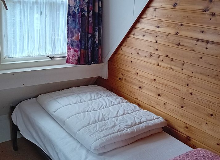 Gemuetliche Ecke im Ferienhaus Anno 1618, Hollum, Ameland mit Fernseher und antikem Ofen.