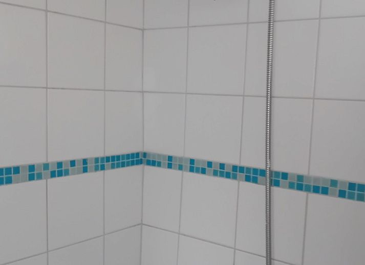 Gemuetliche Ecke im Ferienhaus Anno 1618, Hollum, Ameland mit Fernseher und antikem Ofen.