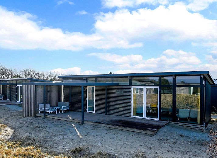 Vrijstaande woning in Hollum op Ameland met moderne uitstraling en terras, ideaal vakantiehuis op de Waddeneilanden.