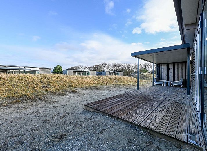 Vrijstaande woning in Hollum op Ameland met moderne uitstraling en terras, ideaal vakantiehuis op de Waddeneilanden.