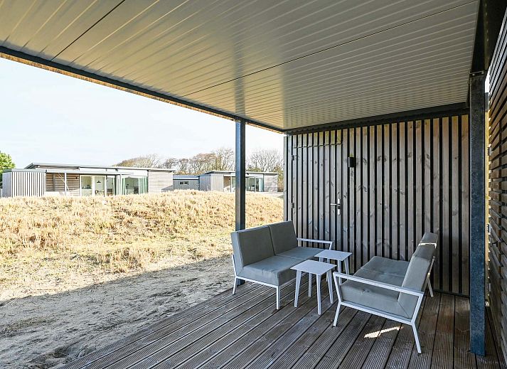 Vrijstaande woning in Hollum op Ameland met moderne uitstraling en terras, ideaal vakantiehuis op de Waddeneilanden.