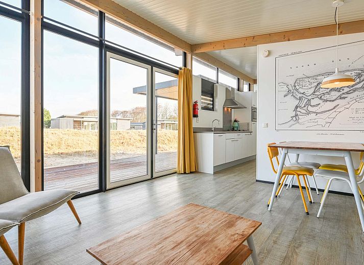 Vrijstaande woning in Hollum op Ameland met moderne uitstraling en terras, ideaal vakantiehuis op de Waddeneilanden.