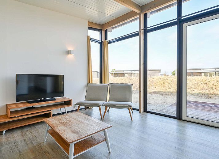 Terras van de Vrijstaande woning in Hollum, Ameland, biedt ontspanning en uitzicht op de Waddeneilanden.