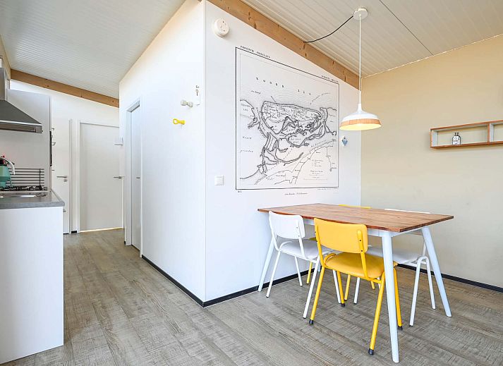 Terras van de Vrijstaande woning in Hollum, Ameland, biedt ontspanning en uitzicht op de Waddeneilanden.