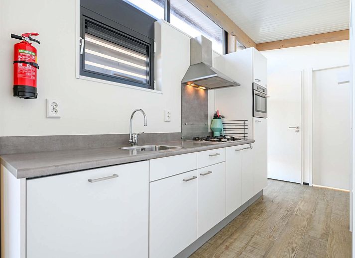 Terras van de Vrijstaande woning in Hollum, Ameland, biedt ontspanning en uitzicht op de Waddeneilanden.