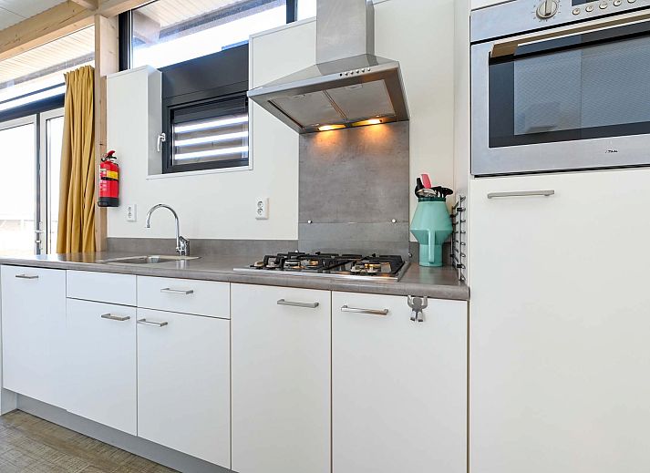 Terras van de Vrijstaande woning in Hollum, Ameland, biedt ontspanning en uitzicht op de Waddeneilanden.