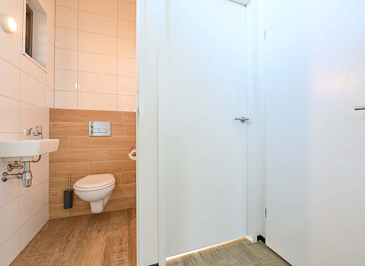 Ruim terras van de Vrijstaande woning in Hollum, perfect voor buitenleven op Ameland, Waddeneilanden.