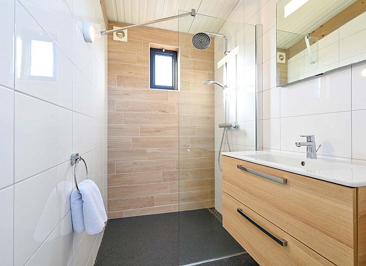 Ruim terras van de Vrijstaande woning in Hollum, perfect voor buitenleven op Ameland, Waddeneilanden.