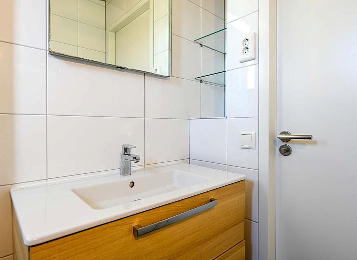 Gezellig zitgedeelte op het terras van de Vrijstaande woning in Hollum, Ameland, ideaal voor ontspanning.