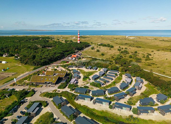 Gezellig zitgedeelte op het terras van de Vrijstaande woning in Hollum, Ameland, ideaal voor ontspanning.