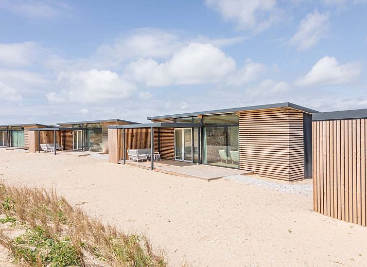 Lichte keuken in de Vrijstaande woning in Hollum, Ameland, met moderne faciliteiten, perfect voor een vakantiehuis.